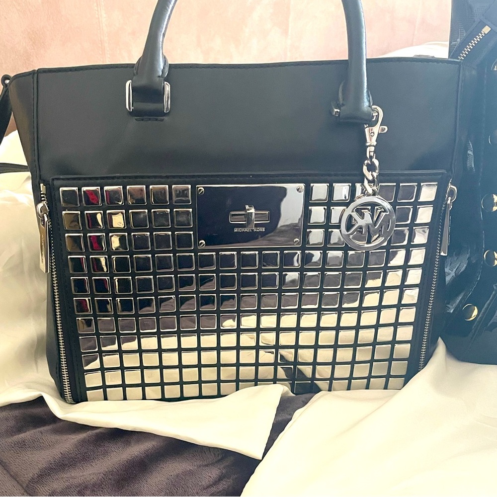 24 hr sale 🔥 🚨🔥Limited  👜Michael kors mirror large satchel